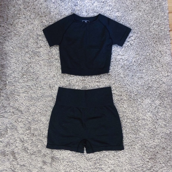 2-Piece Black Vital Seamless Shorts + Crop Top Set - Picture 4 of 4